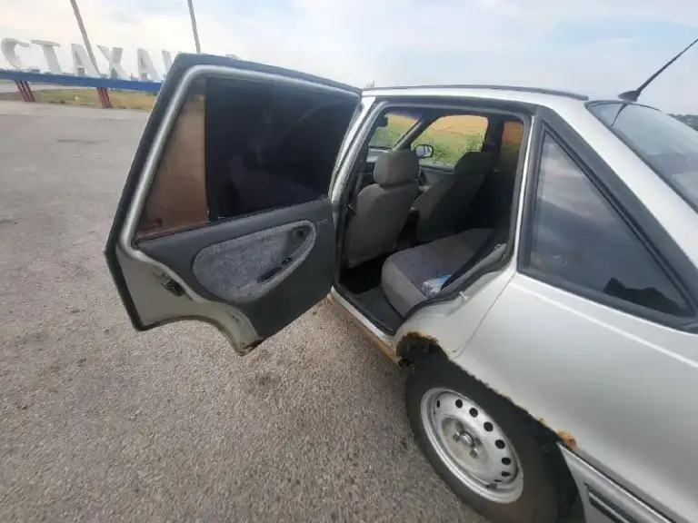 Добрый день.
Продам: деу нексия 2007 года
Пробег: 240 тыс.
Цена: 100.000 р (небольшой торг)
Двигатель: 1.5 л. , 16 клапанов. 85 л/с
Машина внешне не в лучшем состоянии. По фото можно увидеть. Но в тоже время достаточно многое делалось.
Из больших изменений, полная переварка корыт (всех 4-х) обработка дна. Прокладка новых магистралей тормозных трубок.
Замена ремня грм, помпа и натяжитель 30 тыс назад.
Машина технически обслужена. Ехать может куда нужно. Резина лето покупалась два месяца назад. Отдам в комплекте и зиму. (один сезон катана)
Телефон для связи: +79592673673
Территориально: стаханов
📞 Звоните: +7(959)2673673 - фотография - 4