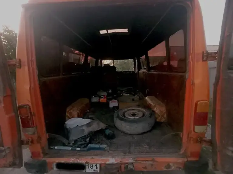 Продам автобус mercedes t1 207d 1987 года выпуска. Пробег 462 тысячи. Машина на ходу. Двигатель 2.9 без турбины, масло не ест. Рама целая. Коробка новая. 8 посадочных мест (сиденья идут в придачу). Учет рф. Цена 320 000 рублей. Торг у капота. Все вопросы по телефону +7-959-036-40-43 валентин/ +7-959-184-91-51 елена. Звонить с 10:00 до 20:00.
📞 Звоните: +7(959)0364043 - фотография - 3
