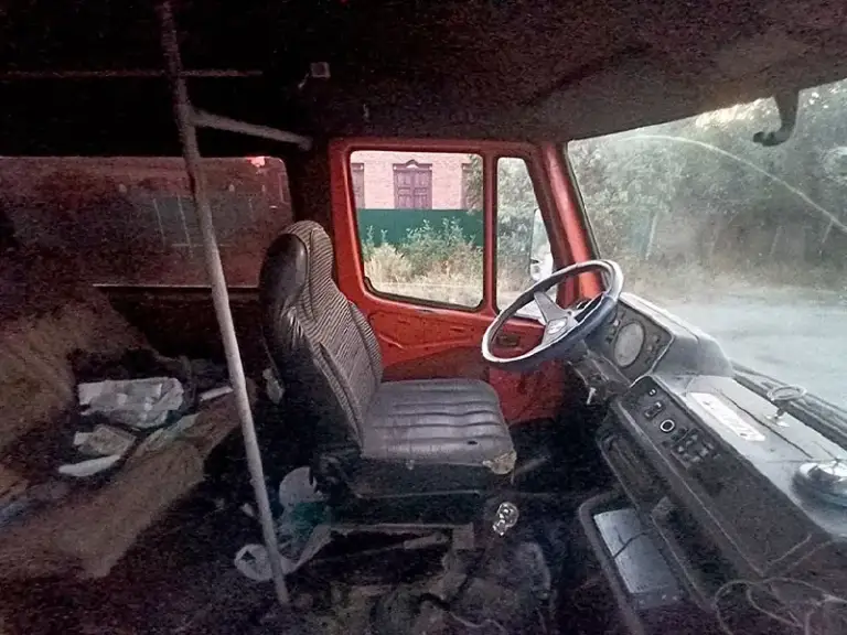 Продам автобус mercedes t1 207d 1987 года выпуска. Пробег 462 тысячи. Машина на ходу. Двигатель 2.9 без турбины, масло не ест. Рама целая. Коробка новая. 8 посадочных мест (сиденья идут в придачу). Учет рф. Цена 320 000 рублей. Торг у капота. Все вопросы по телефону +7-959-036-40-43 валентин/ +7-959-184-91-51 елена. Звонить с 10:00 до 20:00.
📞 Звоните: +7(959)0364043 - фотография - 4