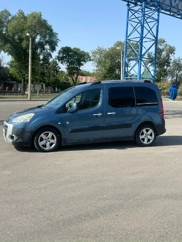 Продам peugeot партнер ( peugeot partner) год выпуска 2011 коробка передач: механическая двигатель: 1,6 турбо привод: передний пробег: 260000 км средний расход: 7 л один владелец, кондиционер, гур, подушки безопасности, центральный замок. Цена 700000₽. Телефон +79493162927 донецк
📞 Звоните: +7(949)3162927 - фотография - 3