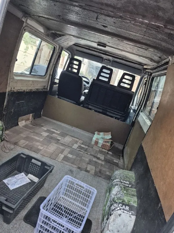 Продам личный автомобиль, fiat ducato, 1.9 td, 1999 года рождения. По документам грузопассажирский 6+1 категория b, двигатель французский пежо один из надёжнейших, после капитального ремонта прошёл 40 тыс. , топливный насос после ремонта, новая рейка. Стоит подогрев двигателя на 220в. Коробка на 5. Днище и кузов поварено. Последнии лет 20 в одних хозяйских руках. Имеется второй ряд сидений от boeing 747.
Вложений не требует, салярку нюхает. Доедет куда угодно. Отвечу на любые вопросы и за каждое слово.
Цену вижу 490000 тыр, в машину вложено много сил и средств, торг присутствует.
Звоните +79493301540, владимир.
Авто в донецке. - фотография - 3