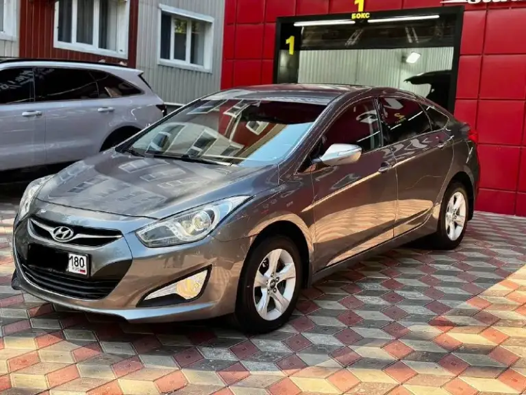 Hyundai i40 2014 г.
Двигатель 2.0 150.лс бензин.
Автомат 6 ступенчатый.
Продаю свою машину!
Состояние отличное для своих лет.
Гаражное и бережное хранение.
Полностью вся обслужена все наряды
Самая полная максимальная комплектация.
2 Комплекта ключей, сервисные книжки.
Подогрев сидений, двухзонный климат контроль. Подогрев руля круизконтроль.
Электронный ручник, лепестки на руле. Спорт режим.
Полный электропакет.
Адаптация освещения фар. Мультируль.
Двигатель 2.0 атмосфера бензин.
Коробка передач автомат обычный.
Очень удобный экономный все работает.
Корейской сборки надежный комфортабельный.

Автомобиль в идеальном состоянии.
Цена. 1 100 000 руб. Телефон +7 949 513 22 29 вячеслав. - фотография - 2