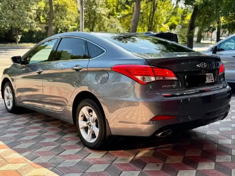 Hyundai i40 2014 г.
Двигатель 2.0 150.лс бензин.
Автомат 6 ступенчатый.
Продаю свою машину!
Состояние отличное для своих лет.
Гаражное и бережное хранение.
Полностью вся обслужена все наряды
Самая полная максимальная комплектация.
2 Комплекта ключей, сервисные книжки.
Подогрев сидений, двухзонный климат контроль. Подогрев руля круизконтроль.
Электронный ручник, лепестки на руле. Спорт режим.
Полный электропакет.
Адаптация освещения фар. Мультируль.
Двигатель 2.0 атмосфера бензин.
Коробка передач автомат обычный.
Очень удобный экономный все работает.
Корейской сборки надежный комфортабельный.

Автомобиль в идеальном состоянии.
Цена. 1 100 000 руб. Телефон +7 949 513 22 29 вячеслав. - фотография - 6