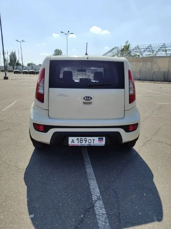 В продаже kia soul 2012 года выпуска! Опрятное ухоженное авто никогда не подводила! В машине никогда не курили покупалась в автосалоне, машина в одной семье, я 1 один хозяин, собственник в дтп никогда не участвовала любые проверки при переоформлении будете первым в птс установлена сигнализация 2 комплекта резины, зима-лето никаких нареканий по технике! Машина сел поехал, без каких либо вложений мотор 1.6 (бензин) - 130 л. С, масло не расходует совсем! Мкпп 6-ступеней заменены все масла фильтра, расходники у авто хороший клиренс приятная хорошая музыка 4 стеклоподъемника эргономичный салон цена за данное авто - 870р торг реальному покупателю более подробно ответить на вопросы по авто могу по номеру - +79495141195
📞 Звоните: +7(949)5141195 - фотография - 3