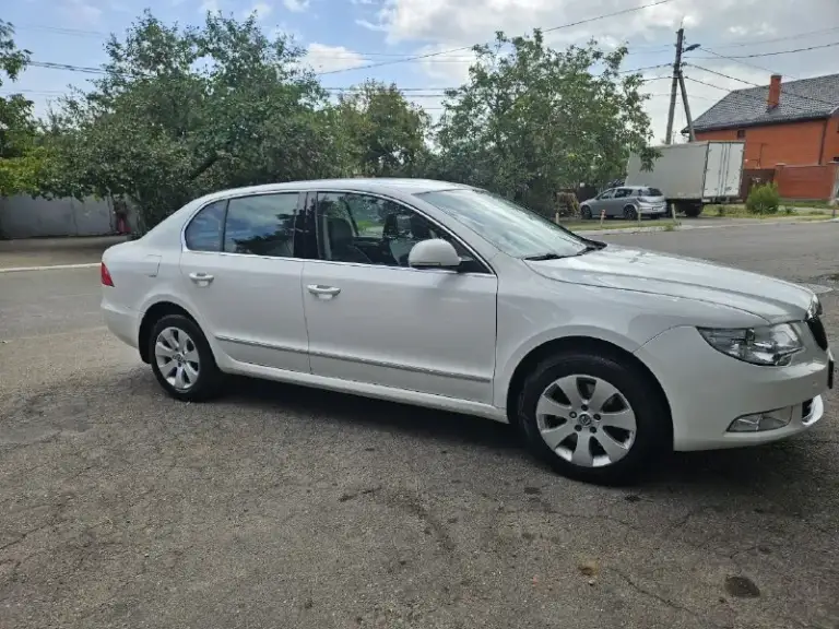 Skoda superb ll 2012г.
1.8 152Л. - обслужен! Работает без нареканий.
Акпп - классический автомат работает отлично, без пинков.
Кузов без ржавчины где либо. Салон комбинированный, с подогревом всех сидений. Климат холодит, греет всё работает. Колёса r16 205/60 с отличным протектором. Ничего делать не надо!!
Сейчас в краснодаре, в конце сентября будет в макеевке. +79298154358 цена: 950000₽ - фотография - 3