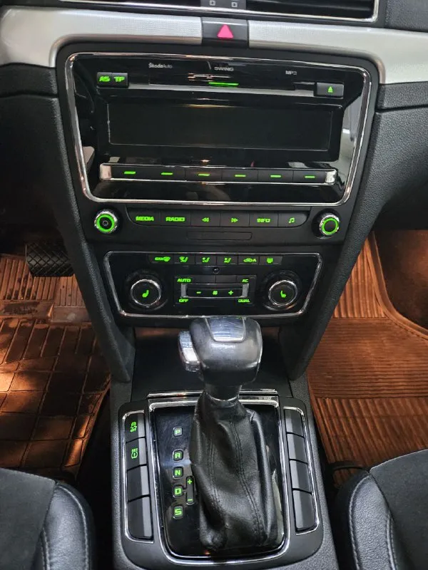 Skoda superb ll 2012г.
1.8 152Л. - обслужен! Работает без нареканий.
Акпп - классический автомат работает отлично, без пинков.
Кузов без ржавчины где либо. Салон комбинированный, с подогревом всех сидений. Климат холодит, греет всё работает. Колёса r16 205/60 с отличным протектором. Ничего делать не надо!!
Сейчас в краснодаре, в конце сентября будет в макеевке. +79298154358 цена: 950000₽ - фотография - 9