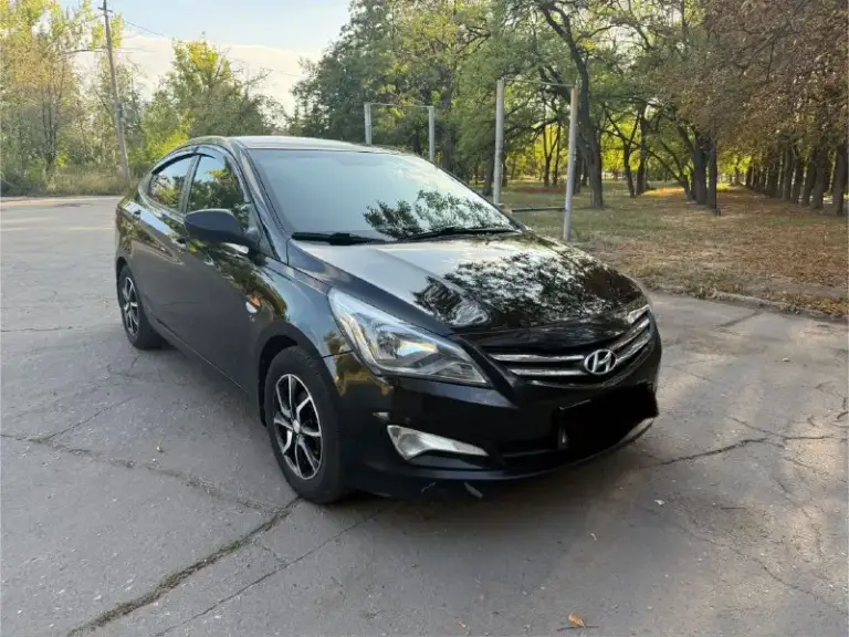 Hyundai solaris 2015г 1.6 автомат рестайлинг 130т пробег, состояние отличное, вся обслужено, в хорошей комплектации с климатом подогревом сидений и руля, громкой связью на руле,2 комплекта ключей и зимняя резина. Осмотр донецк. Цена 1мл р. +79494961061 - фотография - 1