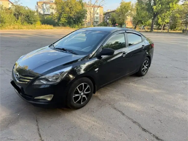 Hyundai solaris 2015г 1.6 автомат рестайлинг 130т пробег, состояние отличное, вся обслужено, в хорошей комплектации с климатом подогревом сидений и руля, громкой связью на руле,2 комплекта ключей и зимняя резина. Осмотр донецк. Цена 1мл р. +79494961061 - фотография - 2