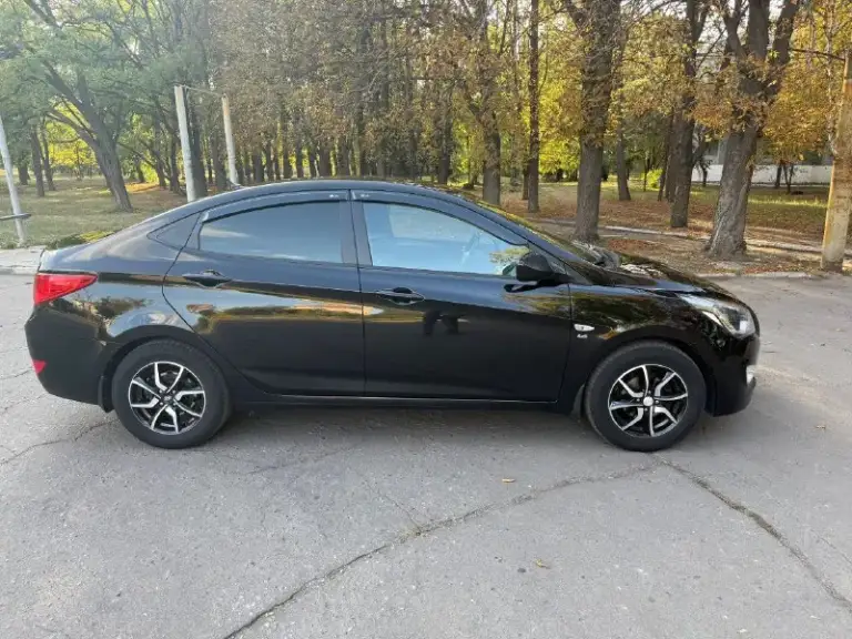 Hyundai solaris 2015г 1.6 автомат рестайлинг 130т пробег, состояние отличное, вся обслужено, в хорошей комплектации с климатом подогревом сидений и руля, громкой связью на руле,2 комплекта ключей и зимняя резина. Осмотр донецк. Цена 1мл р. +79494961061 - фотография - 3