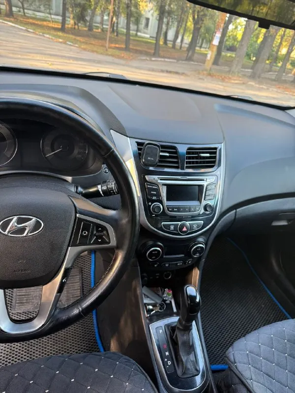 Hyundai solaris 2015г 1.6 автомат рестайлинг 130т пробег, состояние отличное, вся обслужено, в хорошей комплектации с климатом подогревом сидений и руля, громкой связью на руле,2 комплекта ключей и зимняя резина. Осмотр донецк. Цена 1мл р. +79494961061 - фотография - 7