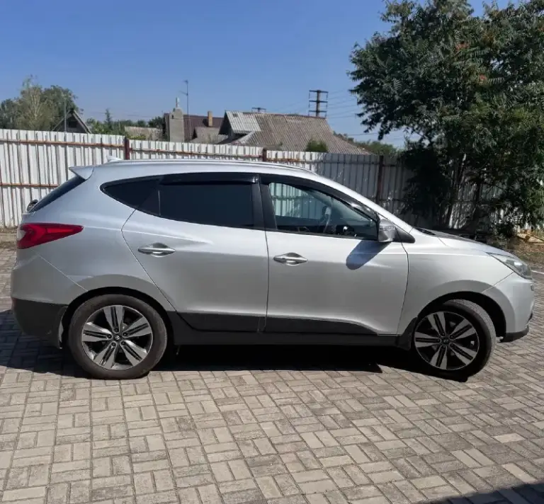 Продажа hyundai ix35 2014 рестайлинг.
Двигатель 2.0 бензин, . Полный привод.
Пробег 183 тыс. Км. Автомобиль полностью обслужен.
Максимальная комплектация. Полный зимний пакет – подогрев зеркал, руля, передних и задних сидений, обогрев заднего и лобового стекла. Панорама, кожаный салон, кожаный мультируль, климат-контроль, бесключевой доступ, кнопка start/stop, передние
И задние парктроники, электрорегулировка и складывание зеркал, помощь при спуске, система esp, круиз-контроль, датчики света и дождя, штатная аудио-система с 6 колонками и сабвуфером, usb, aux, bluetooth, навигация, диски r18.
Юридически чистый автомобиль, находится в г. Донецк. Продажа от собственника.
Цена 1 450 000, возможен торг.
+7(949) 315-71-61
📞 Звоните: +7(949)3157161 - фотография - 5