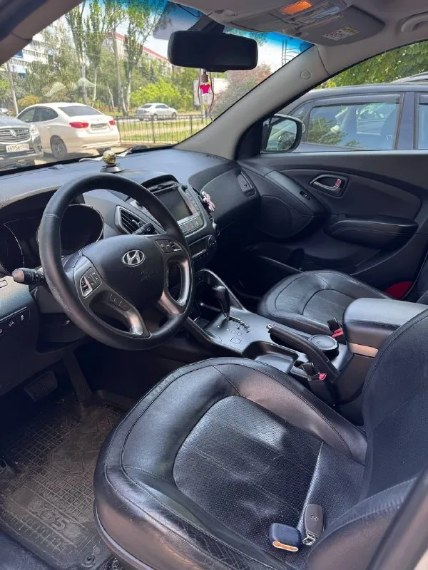 Продажа hyundai ix35 2014 рестайлинг.
Двигатель 2.0 бензин, . Полный привод.
Пробег 183 тыс. Км. Автомобиль полностью обслужен.
Максимальная комплектация. Полный зимний пакет – подогрев зеркал, руля, передних и задних сидений, обогрев заднего и лобового стекла. Панорама, кожаный салон, кожаный мультируль, климат-контроль, бесключевой доступ, кнопка start/stop, передние
И задние парктроники, электрорегулировка и складывание зеркал, помощь при спуске, система esp, круиз-контроль, датчики света и дождя, штатная аудио-система с 6 колонками и сабвуфером, usb, aux, bluetooth, навигация, диски r18.
Юридически чистый автомобиль, находится в г. Донецк. Продажа от собственника.
Цена 1 450 000, возможен торг.
+7(949) 315-71-61
📞 Звоните: +7(949)3157161 - фотография - 6