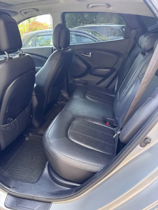 Продажа hyundai ix35 2014 рестайлинг.
Двигатель 2.0 бензин, . Полный привод.
Пробег 183 тыс. Км. Автомобиль полностью обслужен.
Максимальная комплектация. Полный зимний пакет – подогрев зеркал, руля, передних и задних сидений, обогрев заднего и лобового стекла. Панорама, кожаный салон, кожаный мультируль, климат-контроль, бесключевой доступ, кнопка start/stop, передние
И задние парктроники, электрорегулировка и складывание зеркал, помощь при спуске, система esp, круиз-контроль, датчики света и дождя, штатная аудио-система с 6 колонками и сабвуфером, usb, aux, bluetooth, навигация, диски r18.
Юридически чистый автомобиль, находится в г. Донецк. Продажа от собственника.
Цена 1 450 000, возможен торг.
+7(949) 315-71-61
📞 Звоните: +7(949)3157161 - фотография - 7