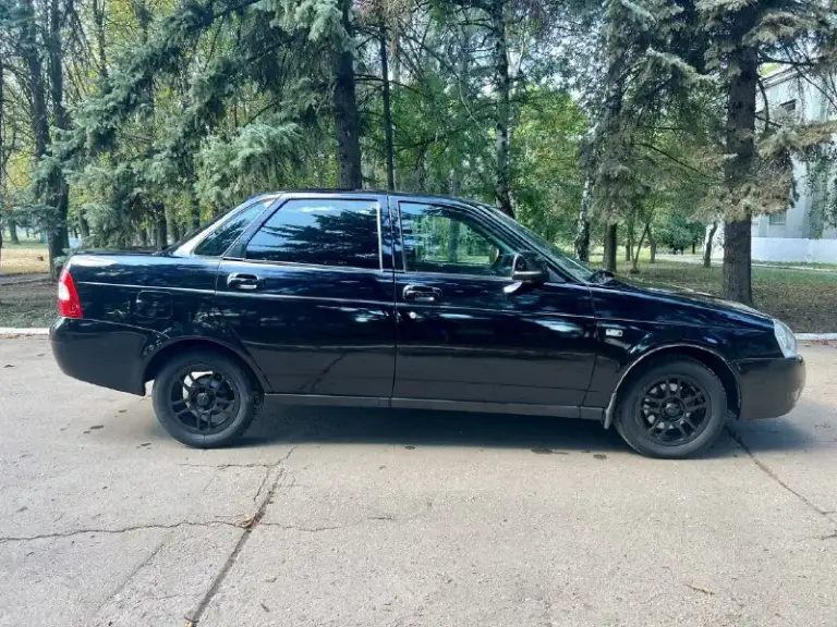 Продам ваз priora в красивом черном цвете. 2010 года выпуска. Оригинальный пробег 155.000 км. С такой историей таких авто практически не осталось. Автотека зелёная. Оригинальный птс. 2 хозяина. Без дтп. Без расчетов и выплат. Все железо родное не снималось не крутилось. Стекла родные включая лобовое. Кузов красивый ровный как на фото, после полной полировки. Без гнили и рыжиков. Стаканы, пороги, кармашки, дно все целое. Комплектация: эру, передние стеклоподъемники, абс, электро привод зеркал, кондиционер работает холодит, сигнализация с авто запуском, шикарная музыка с усилком. Салон чистый опрятный, без запахов, рванья и прочего. Новая резина, на литых красивых дисках. Двигатель без нареканий работает ровно, не дымит, не троит. Компрессия по 14. Ошибок по электрике нет. Ходовка без стуков. Установлен новый аккумулятор. В данный момент авто не требует никаких вложений. Юридически авто чист! Цена 459.000₽ осмотр г. Макеевка +79494009981 +79490710021
📞 Звоните: +7(949)4009981 - фотография - 5