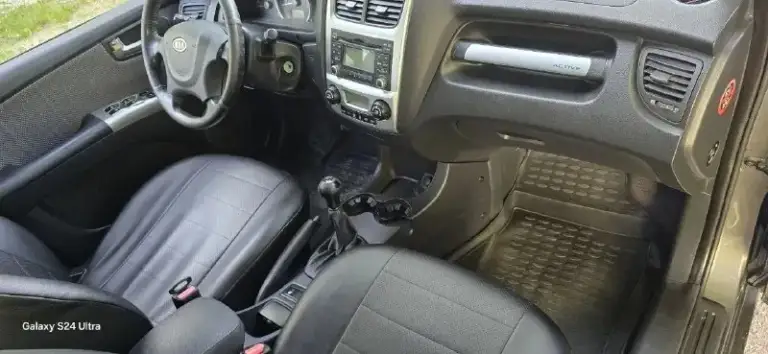 Продам kia спортейдж 2010г. (рейстайлинг) машина не битая не крашена родной пробег 153тыс. Автотека зелёная. Двигатель 2.0л передней приводной. Мкпп ( механика) автомобиль никаких вложений не требует. Очень надежный и комфортный автомобиль есть абсолютно все для комфортного вождения. Комплектация: ▫️климат контроль ▫️гур ▫️абс ▫️4 электро подъёмника ▫️электро зеркала ▫️парктроник ▫️камера и регистратор ▫️сигнализация ▫️датчик света и многое другое звоните спрашивайте!! Цена:1.040000₽ номер телефона: +79494999745
📞 Звоните: +7(949)4999745 - фотография - 8