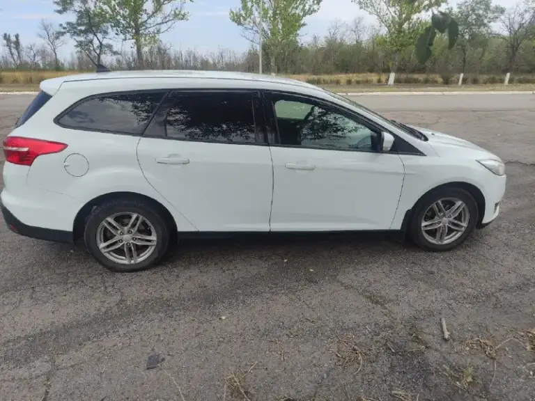 Продам ford фокус iii (рестайлинг ) универсал 2018г. Механика 1.6, 105л. С. Кондиционер, мульти руль, 2 электростеклоподъемниках, подогрев сидений, электрорегулировка зеркал, бортовой компьютер, подогрев лобового стекла. Пробег 251 тыс. Км. Цена 1050000 руб. Торг у капота. Г. Кировское +79493516844
📞 Звоните: +7(949)3516844 - фотография - 3