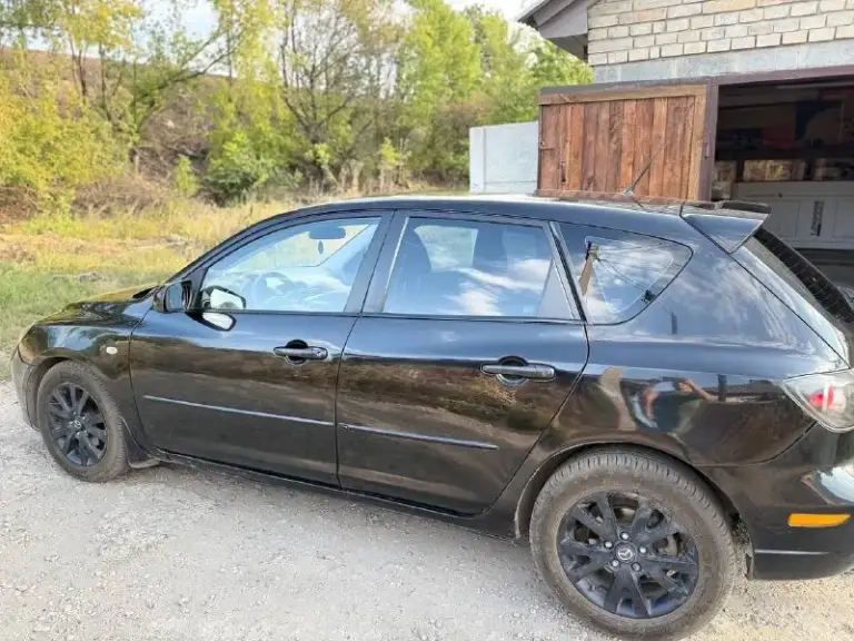 Продам mazda 3, 2007 года выпуска, в хорошем состоянии
❗️Пробег — 155000 км
❗️Двигатель 1.6, не троит, не дымит, работает ровно, масло не ест, тянет отлично.
❗️Коробка автомат работает отлично, без пинков и задержек.
❗️Ходовая часть полностью перебрана, все что нужно было заменить заменили, включая все стойки, опоры и опорные подшипиники, в июне 2025 года. Обслуживалась в мазда центре на ильича, все данные о ремонтах есть!
❗️То своевременно, резина лето - новая, новый радиатор кондиционера, месяц назад поставили новый генератор, новый акум!
❗️По кузову есть пару рыжиков на езду не влияют!
❗️Комплектация: гур, кондиционер (заправлен, холодит) электрозеркала, музыка, подогрев передних сидений, 4 электростеклоподьемника.
❗️Салон в отличном состоянии, чистый не потёртый и не прокуренный.
❗️С документами полный порядок, на учёт станет без проблем.
💵Цена: 590 тыс. Рублей

Осмотр макеевка (гвардейка)
☎️+79497433075 - фотография - 5