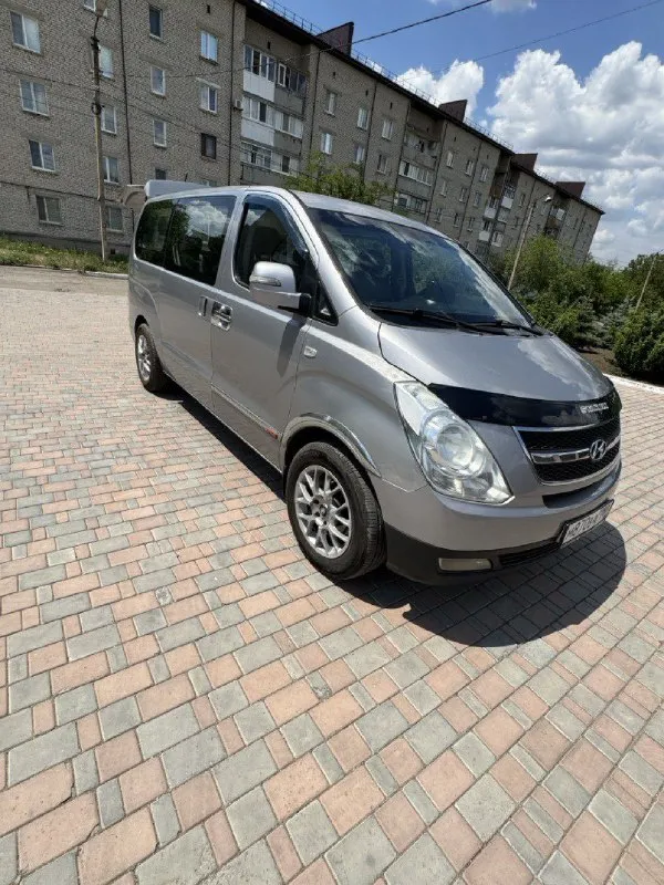 Продам hyundai grand starex 2011 г. В. Пробег после капремонта 4800-4900 км.
Машина покупалась для езды семье. Машина полностью обслужена. После полного капитального ремонта двигателя. Заменено в двигателе всё. А так же новая турбина, новый теплообменник и прочее…(звоните, по телефону расскажем подробнее)масло, фильтры после первой обкатки заменили.   Масло  заливалось только оригинальное. В машину под заказ шили чехлы, эво коврики. Под чехлами сиденья как новые, летняя резина на 17 титанах, зимняя на дисках16.прошли по одному сезону. Так же отдам масло и новые фильтры для будущей замены. Стоит хорошая дорогая сигнализация с автозапуском star line. . Салон чистый, аккуратный. Коробка автомат. . Не требует вложений никаких! От слова совсем!!! В машину влаживали не жалея. По технической части, машина в идеале. 👌 цена 1850000.без торга! +79495585015.пишите, звоните, также могу показать онлайн. Уверенны на 100%- вы не разочаруетесь в
📲 Tg: виктория
📞 Звоните: +7(949)5585015 - фотография - 2