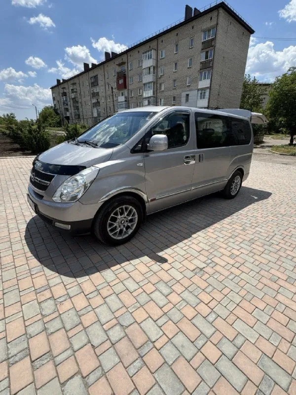 Продам hyundai grand starex 2011 г. В. Пробег после капремонта 4800-4900 км.
Машина покупалась для езды семье. Машина полностью обслужена. После полного капитального ремонта двигателя. Заменено в двигателе всё. А так же новая турбина, новый теплообменник и прочее…(звоните, по телефону расскажем подробнее)масло, фильтры после первой обкатки заменили.   Масло  заливалось только оригинальное. В машину под заказ шили чехлы, эво коврики. Под чехлами сиденья как новые, летняя резина на 17 титанах, зимняя на дисках16.прошли по одному сезону. Так же отдам масло и новые фильтры для будущей замены. Стоит хорошая дорогая сигнализация с автозапуском star line. . Салон чистый, аккуратный. Коробка автомат. . Не требует вложений никаких! От слова совсем!!! В машину влаживали не жалея. По технической части, машина в идеале. 👌 цена 1850000.без торга! +79495585015.пишите, звоните, также могу показать онлайн. Уверенны на 100%- вы не разочаруетесь в
📲 Tg: виктория
📞 Звоните: +7(949)5585015 - фотография - 4