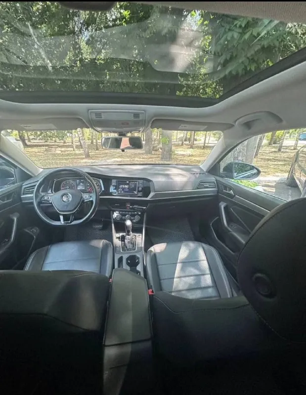 Продам: volkswagen jetta 7, 2020г. ,пробег 128300 км.
Двигатель:1.4l tsi, 150 л. С. , турбированный.
Коробка: автомат (8-ступенчатый aisin)
Комплектация: кожаный салон, панорамный люк, адаптивный круиз-контроль, система предупреждения о фронтальном столкновении, система экстренного торможения, система мониторинга слепых зон, помощь при выезде с парковки задним ходом, система контроля давления в шинах, система старт стоп, два режима езды (обычный и эко), электронный ручник, камера заднего вида, мультируль, сенсорный экран, поддержка
Apple carplay и android auto, bluetooth,
Usb, aux, электронный иммобилайзер, литые диски 16, светодиодные фары и многое другое!
Из допов: авто полностью русифицированная,
Антихром, атермальная пленка по госту на лобовом и передних боковых стекол, авто в отличном состоянии и полностью обслужено, все жидкости поменяны, новая зимняя резина.
Ценна: 1 760 000 ( возможен торг)
Тел: +79496207619 - фотография - 8