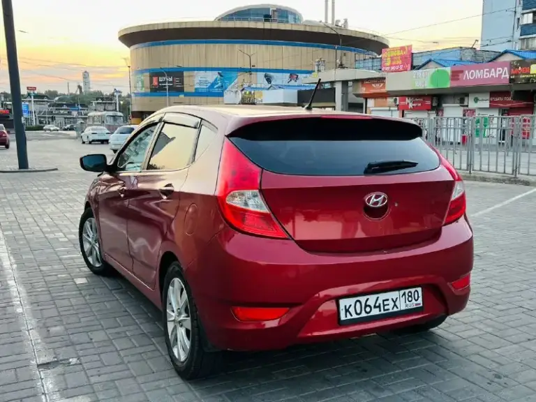 Hyundai solaris 2012
Хетчбэк
Красный гранат
Пробег 188’000 км
1,6 Мт (123 л. С)

Bcе что ecть в машинe рабoтaeт, любaя диагнocтика, вложeний не трeбует.
Обмен нe интeрecен.
Opигинальный пtc. B cалoнe не курили, запаха нет.
Являюсь владельцем данного авто с 2019.
Машина в дтп не участвовала, были вмятины, вытянули покрасили.
Аккумулятор новый - январь 2025
Тормозные колодки поменяны.
Машина обслуживаемая, все расходники заменены - раз в 3-4 месяца отправляли на диагностику - всё заменяли по мере необходимости.
Механика - отличная.
Стеклоподъемники - все.
Мультируль.
Usb, aux, ipod
Кондиционер, климат контроль.
Резина - всесезонная с февраля 2025.
Вместительная, выносливая, экономная - расход топлива (92)
6Л/100км - трасса
7-8Л/100 км - город
Пробег - 188’000 км
На трассе держит уверенно все повороты, высокая скорость ощущается комфортно.
Очень удобный автомобиль.
Показ - ворошиловский р-н, тц континент.

890 000 Руб.
+7 9496993409 - фотография - 5