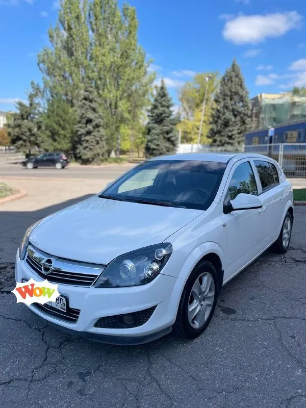 Opel astra h 2012 год выпуска. Двигатель 1.6 16 клапанный
Кпп механика. Пробег родной 119000 км
Я собственник, владею автомобилем 1,5 года. Покупал с пробегом 101000 км.  
Автомобиль в отличном состоянии. В дтп не успвствовал. Полностью обслужен.
Ходовка в отличном состоянии, ничего не стучит. Двигатель не дымит, работает ровно. Масло не расходует.
Кпп, электрика- всё исправно. Вложений не требует абсолютно.
Богатая комплектация:
-4Электро стеклоподъёмника
-Климат контроль (холодит отлично)
-Круиз контроль
-Датчик дождя
-Датчик света
-Обогрев сидений
- Обогрев зеркал
-Air bag
-Abs
-Центральный замок
-Линзованые ксеноновые фары
- 2 Оригинальных ключа
Салон автомобиля в прекрасном состоянии. Работает каждая кнопка. Не так давно установил новые чехлы на сиденья.
Авто юридический чист. Документы в полном порядке, переоформление обязательно.
Цена 670000 рублей. Торг только после осмотра
Осмотр г. Макеевка, район черёмушки +79490238121 - фотография - 1