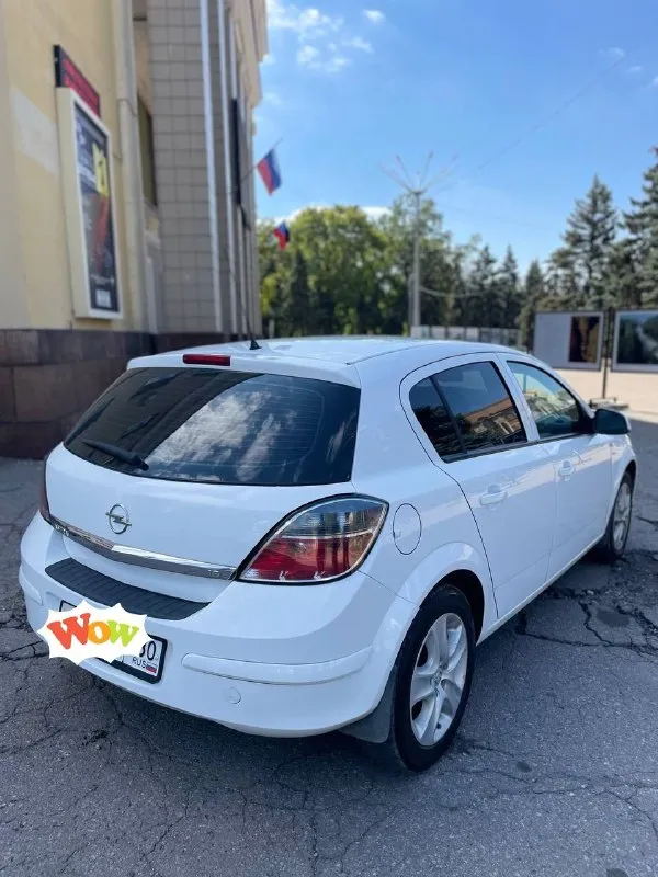 Opel astra h 2012 год выпуска. Двигатель 1.6 16 клапанный
Кпп механика. Пробег родной 119000 км
Я собственник, владею автомобилем 1,5 года. Покупал с пробегом 101000 км.  
Автомобиль в отличном состоянии. В дтп не успвствовал. Полностью обслужен.
Ходовка в отличном состоянии, ничего не стучит. Двигатель не дымит, работает ровно. Масло не расходует.
Кпп, электрика- всё исправно. Вложений не требует абсолютно.
Богатая комплектация:
-4Электро стеклоподъёмника
-Климат контроль (холодит отлично)
-Круиз контроль
-Датчик дождя
-Датчик света
-Обогрев сидений
- Обогрев зеркал
-Air bag
-Abs
-Центральный замок
-Линзованые ксеноновые фары
- 2 Оригинальных ключа
Салон автомобиля в прекрасном состоянии. Работает каждая кнопка. Не так давно установил новые чехлы на сиденья.
Авто юридический чист. Документы в полном порядке, переоформление обязательно.
Цена 670000 рублей. Торг только после осмотра
Осмотр г. Макеевка, район черёмушки +79490238121 - фотография - 2