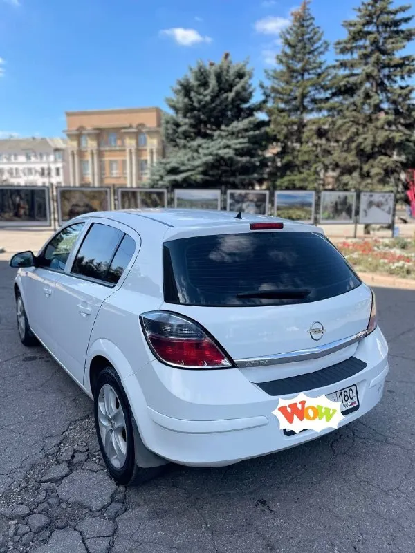 Opel astra h 2012 год выпуска. Двигатель 1.6 16 клапанный
Кпп механика. Пробег родной 119000 км
Я собственник, владею автомобилем 1,5 года. Покупал с пробегом 101000 км.  
Автомобиль в отличном состоянии. В дтп не успвствовал. Полностью обслужен.
Ходовка в отличном состоянии, ничего не стучит. Двигатель не дымит, работает ровно. Масло не расходует.
Кпп, электрика- всё исправно. Вложений не требует абсолютно.
Богатая комплектация:
-4Электро стеклоподъёмника
-Климат контроль (холодит отлично)
-Круиз контроль
-Датчик дождя
-Датчик света
-Обогрев сидений
- Обогрев зеркал
-Air bag
-Abs
-Центральный замок
-Линзованые ксеноновые фары
- 2 Оригинальных ключа
Салон автомобиля в прекрасном состоянии. Работает каждая кнопка. Не так давно установил новые чехлы на сиденья.
Авто юридический чист. Документы в полном порядке, переоформление обязательно.
Цена 670000 рублей. Торг только после осмотра
Осмотр г. Макеевка, район черёмушки +79490238121 - фотография - 3