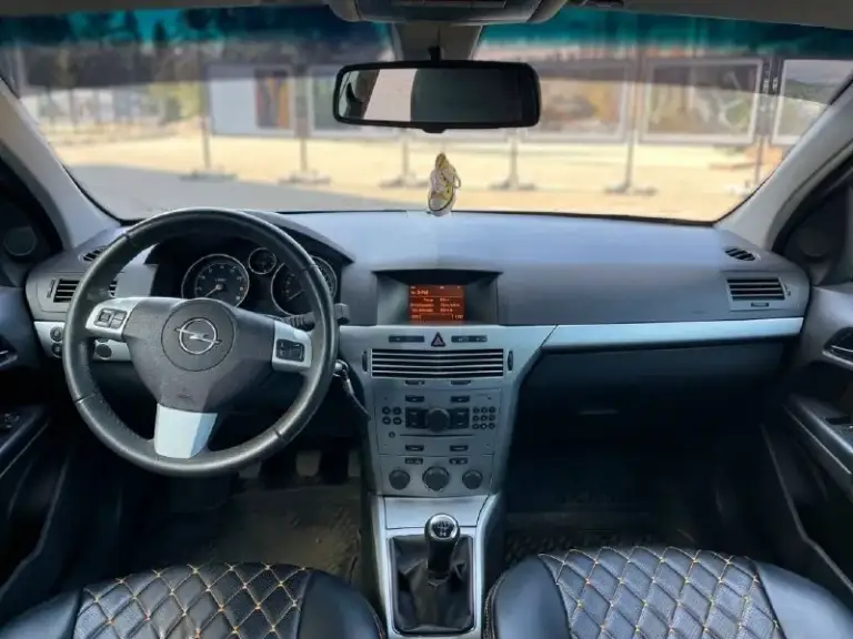 Opel astra h 2012 год выпуска. Двигатель 1.6 16 клапанный
Кпп механика. Пробег родной 119000 км
Я собственник, владею автомобилем 1,5 года. Покупал с пробегом 101000 км.  
Автомобиль в отличном состоянии. В дтп не успвствовал. Полностью обслужен.
Ходовка в отличном состоянии, ничего не стучит. Двигатель не дымит, работает ровно. Масло не расходует.
Кпп, электрика- всё исправно. Вложений не требует абсолютно.
Богатая комплектация:
-4Электро стеклоподъёмника
-Климат контроль (холодит отлично)
-Круиз контроль
-Датчик дождя
-Датчик света
-Обогрев сидений
- Обогрев зеркал
-Air bag
-Abs
-Центральный замок
-Линзованые ксеноновые фары
- 2 Оригинальных ключа
Салон автомобиля в прекрасном состоянии. Работает каждая кнопка. Не так давно установил новые чехлы на сиденья.
Авто юридический чист. Документы в полном порядке, переоформление обязательно.
Цена 670000 рублей. Торг только после осмотра
Осмотр г. Макеевка, район черёмушки +79490238121 - фотография - 4