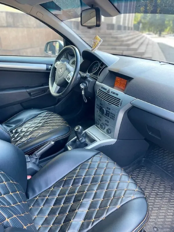 Opel astra h 2012 год выпуска. Двигатель 1.6 16 клапанный
Кпп механика. Пробег родной 119000 км
Я собственник, владею автомобилем 1,5 года. Покупал с пробегом 101000 км.  
Автомобиль в отличном состоянии. В дтп не успвствовал. Полностью обслужен.
Ходовка в отличном состоянии, ничего не стучит. Двигатель не дымит, работает ровно. Масло не расходует.
Кпп, электрика- всё исправно. Вложений не требует абсолютно.
Богатая комплектация:
-4Электро стеклоподъёмника
-Климат контроль (холодит отлично)
-Круиз контроль
-Датчик дождя
-Датчик света
-Обогрев сидений
- Обогрев зеркал
-Air bag
-Abs
-Центральный замок
-Линзованые ксеноновые фары
- 2 Оригинальных ключа
Салон автомобиля в прекрасном состоянии. Работает каждая кнопка. Не так давно установил новые чехлы на сиденья.
Авто юридический чист. Документы в полном порядке, переоформление обязательно.
Цена 670000 рублей. Торг только после осмотра
Осмотр г. Макеевка, район черёмушки +79490238121 - фотография - 5