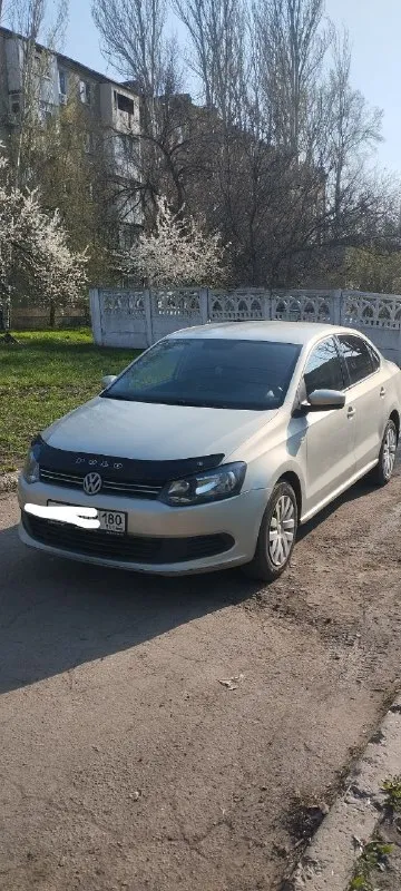Продажа от собственника! Фольксваген поло седан 2012, двигатель 1,6, коробка механика, пробег 178 тыс, два комплекта резины, автомобиль донецкий, цена 910000₽, телефон+79493384930 - фотография - 1