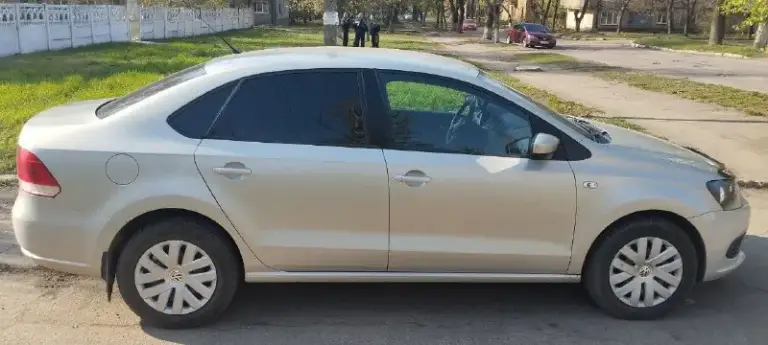 Продажа от собственника! Фольксваген поло седан 2012, двигатель 1,6, коробка механика, пробег 178 тыс, два комплекта резины, автомобиль донецкий, цена 910000₽, телефон+79493384930 - фотография - 4
