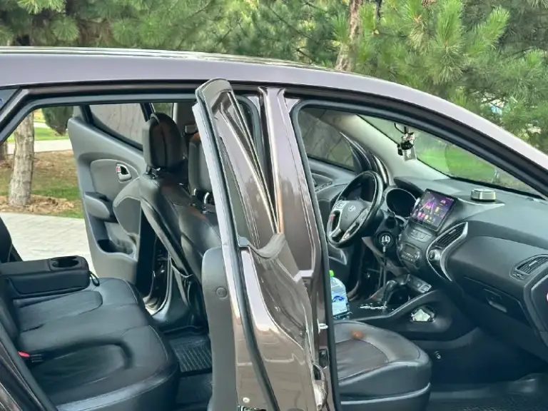 Hyundai-ix35 2014г (rest)
Продам автомобиль в идеальном состоянии, вложений абсолютно не каких не требует,
Кузов в заводском окрасе,
Стекла все родные включая лобовое!

Двигатель 2.0 бензин самый простой атмосферный,
Масло не ест работает хорошо как на холодную так и на горячую,
По ходовой все отлично не стучит не гремит,
Пробег родной 189тыс, км

Комплектация:
Кожанный салон,
Подогрев сидений,
Климат контроль двухзонный,
Управление на руле,
Камера заднего вида,
Парктроники, и многое другое!
Также новая резина hokia, два ключа все есть,
Цена за данный автомобиль 1-395.000₽
Звоните кому нужен хороший семейный автомобиль!
+7949-551-68-75 - фотография - 7