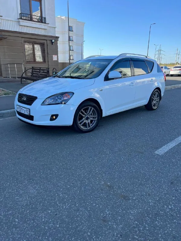 Продам kia ceed. Автомобиль 2010 г. Выпуска. Двигатель объемом 2.0 бензин, автоматическая коробка передач. Состояние автомобиля отличное, кузов практически весь в заводском окрасе, есть две окрашенные детали косметические без шпаклёвки. Двигатель, акпп, ходовая часть без капитала вложений абсолютно. Автомобиль в максимальной комплектации есть все для комфортной эксплуатации, в автомобиле работает абсолютно всё автотека зелёная без единого дтп и выплат. Документы кристально чистые переоформление на нового владельца без проблем. Подробно про автомобиль расскажу по телефону либо при встрече. Автомобиль находится в городе мариуполь.800 тыс руб. +79497346358 +79649225253 - фотография - 1