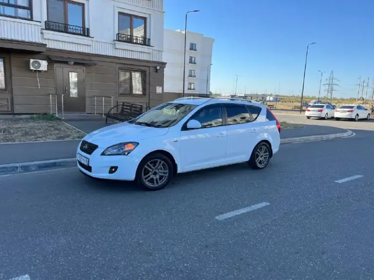 Продам kia ceed. Автомобиль 2010 г. Выпуска. Двигатель объемом 2.0 бензин, автоматическая коробка передач. Состояние автомобиля отличное, кузов практически весь в заводском окрасе, есть две окрашенные детали косметические без шпаклёвки. Двигатель, акпп, ходовая часть без капитала вложений абсолютно. Автомобиль в максимальной комплектации есть все для комфортной эксплуатации, в автомобиле работает абсолютно всё автотека зелёная без единого дтп и выплат. Документы кристально чистые переоформление на нового владельца без проблем. Подробно про автомобиль расскажу по телефону либо при встрече. Автомобиль находится в городе мариуполь.800 тыс руб. +79497346358 +79649225253 - фотография - 2