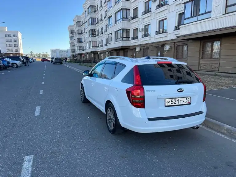 Продам kia ceed. Автомобиль 2010 г. Выпуска. Двигатель объемом 2.0 бензин, автоматическая коробка передач. Состояние автомобиля отличное, кузов практически весь в заводском окрасе, есть две окрашенные детали косметические без шпаклёвки. Двигатель, акпп, ходовая часть без капитала вложений абсолютно. Автомобиль в максимальной комплектации есть все для комфортной эксплуатации, в автомобиле работает абсолютно всё автотека зелёная без единого дтп и выплат. Документы кристально чистые переоформление на нового владельца без проблем. Подробно про автомобиль расскажу по телефону либо при встрече. Автомобиль находится в городе мариуполь.800 тыс руб. +79497346358 +79649225253 - фотография - 3