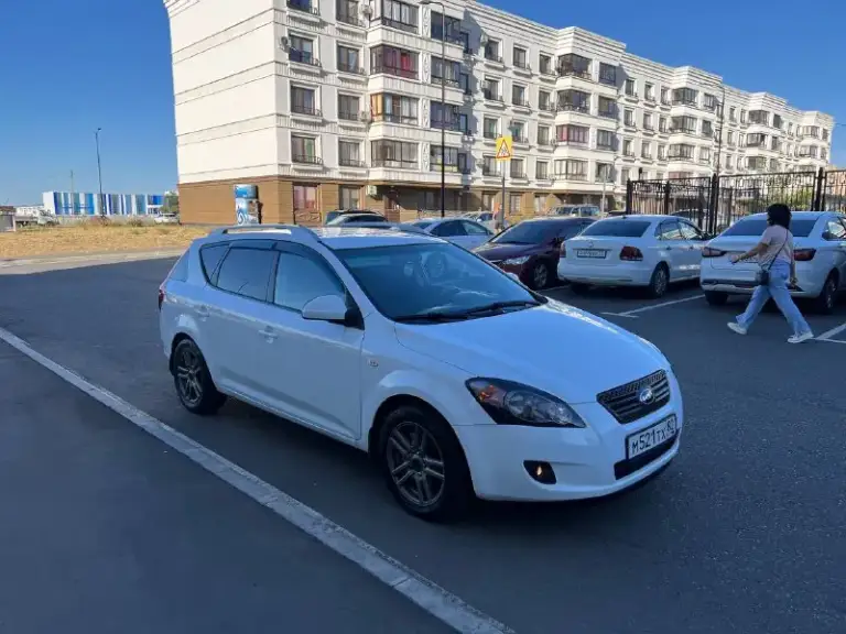 Продам kia ceed. Автомобиль 2010 г. Выпуска. Двигатель объемом 2.0 бензин, автоматическая коробка передач. Состояние автомобиля отличное, кузов практически весь в заводском окрасе, есть две окрашенные детали косметические без шпаклёвки. Двигатель, акпп, ходовая часть без капитала вложений абсолютно. Автомобиль в максимальной комплектации есть все для комфортной эксплуатации, в автомобиле работает абсолютно всё автотека зелёная без единого дтп и выплат. Документы кристально чистые переоформление на нового владельца без проблем. Подробно про автомобиль расскажу по телефону либо при встрече. Автомобиль находится в городе мариуполь.800 тыс руб. +79497346358 +79649225253 - фотография - 6