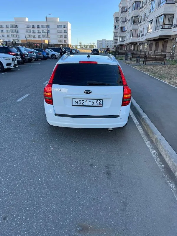 Продам kia ceed. Автомобиль 2010 г. Выпуска. Двигатель объемом 2.0 бензин, автоматическая коробка передач. Состояние автомобиля отличное, кузов практически весь в заводском окрасе, есть две окрашенные детали косметические без шпаклёвки. Двигатель, акпп, ходовая часть без капитала вложений абсолютно. Автомобиль в максимальной комплектации есть все для комфортной эксплуатации, в автомобиле работает абсолютно всё автотека зелёная без единого дтп и выплат. Документы кристально чистые переоформление на нового владельца без проблем. Подробно про автомобиль расскажу по телефону либо при встрече. Автомобиль находится в городе мариуполь.800 тыс руб. +79497346358 +79649225253 - фотография - 7