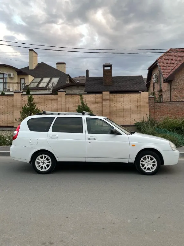 Lada priora ваз 2170 1.6 (16 клп) 2010 год
Цена: 375.000₽
Номер: +79490943685
Продам белый вагончик лада приора. Машина в хорошем состоянии, по кузову ровненькая выглядит отлично, негнилая. По днищу порогам, стаканам и порогам вопросов нет, все четко, хорошая рабочая вместительная машина. По технике бодрая движок тянет, коробка все передачи включает. По электрике все, что нужно работает, птфки, музыка, два эсп, электрорегулировка зеркал, корректор фар. Комплектация базовая. Салон светлый велюр, после химчистки. Свежая летняя резина на дисках. Была недавно замена основного радиатора охлаждения, соответственно свежий антифриз, машина не греется, не закипает. - фотография - 2