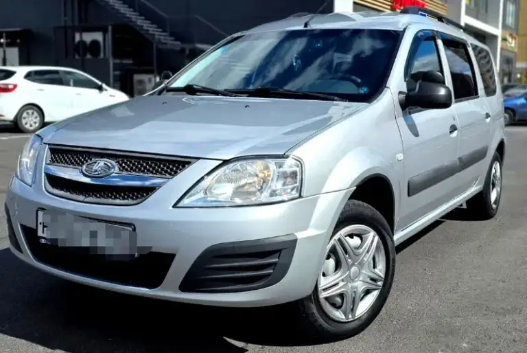 Продаю автомобиль полностью обслужен lada largus 2018 года. В отличном состоянии. Без дтп. В родном окрасе. Салон чистый ухоженный. Мотор 1.6 механика по тех части всё в норме, кондиционер работает. Автотека все отметки зелёные. Пробег родной 124000. Звонить только реальным покупателям. По номеру телефона +79496167298 продажа с полным переоформлением. Осмотр г. Донецк по договорённости. Цена 790000 - фотография - 1