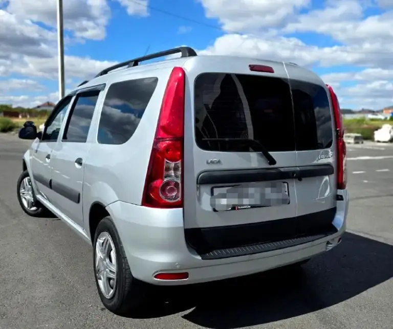 Продаю автомобиль полностью обслужен lada largus 2018 года. В отличном состоянии. Без дтп. В родном окрасе. Салон чистый ухоженный. Мотор 1.6 механика по тех части всё в норме, кондиционер работает. Автотека все отметки зелёные. Пробег родной 124000. Звонить только реальным покупателям. По номеру телефона +79496167298 продажа с полным переоформлением. Осмотр г. Донецк по договорённости. Цена 790000 - фотография - 2