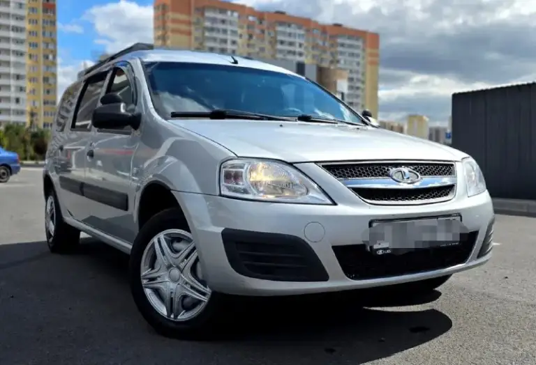 Продаю автомобиль полностью обслужен lada largus 2018 года. В отличном состоянии. Без дтп. В родном окрасе. Салон чистый ухоженный. Мотор 1.6 механика по тех части всё в норме, кондиционер работает. Автотека все отметки зелёные. Пробег родной 124000. Звонить только реальным покупателям. По номеру телефона +79496167298 продажа с полным переоформлением. Осмотр г. Донецк по договорённости. Цена 790000 - фотография - 3
