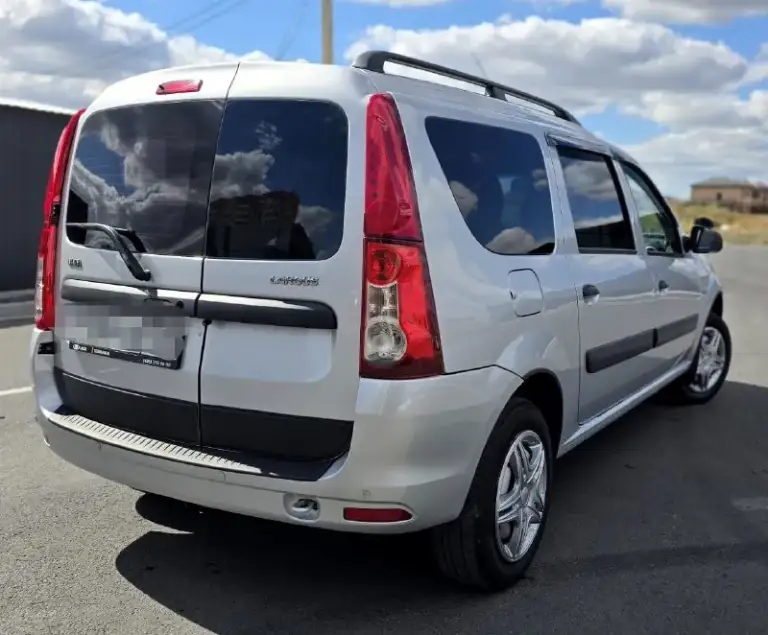 Продаю автомобиль полностью обслужен lada largus 2018 года. В отличном состоянии. Без дтп. В родном окрасе. Салон чистый ухоженный. Мотор 1.6 механика по тех части всё в норме, кондиционер работает. Автотека все отметки зелёные. Пробег родной 124000. Звонить только реальным покупателям. По номеру телефона +79496167298 продажа с полным переоформлением. Осмотр г. Донецк по договорённости. Цена 790000 - фотография - 4