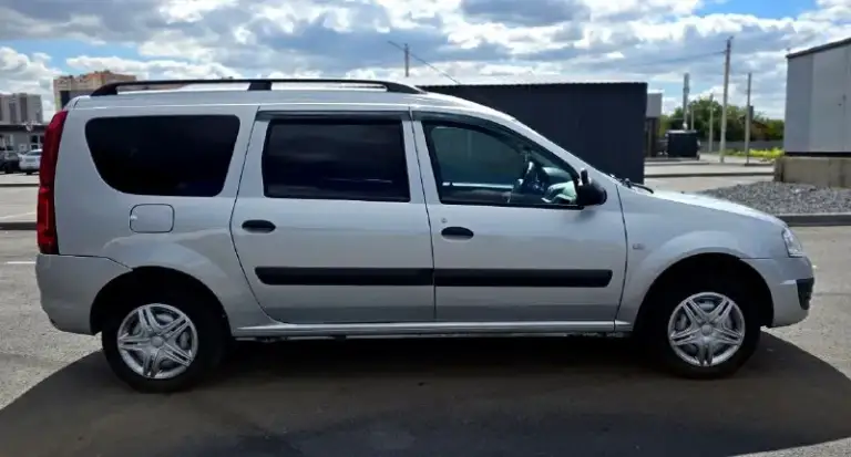 Продаю автомобиль полностью обслужен lada largus 2018 года. В отличном состоянии. Без дтп. В родном окрасе. Салон чистый ухоженный. Мотор 1.6 механика по тех части всё в норме, кондиционер работает. Автотека все отметки зелёные. Пробег родной 124000. Звонить только реальным покупателям. По номеру телефона +79496167298 продажа с полным переоформлением. Осмотр г. Донецк по договорённости. Цена 790000 - фотография - 5
