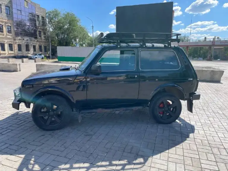 Продаю ниву 212140 2019 г. В. Комплектация гур, подогрев сидений, кондиционер, abs, электро-стеклоподъемники, электро регулировка зеркал с подогревом.
На момент объявления пробег составляет 63000 км, состояние сел поехал. 50 км назад сделал то с заменой всех масел и фильтров. По кузову присутствуют жуки, небольшие вмятины. В офф-роуде не участвовала, езда город-проселочная местность. Двс масло не расходует, коробка не выбивает, раздатка включается без проблем. Электро дроссель, экология на месте. На пробеге 58 тысяч поменял комплект сцепления. Спереди новые колодки и тормозные диски с перфорацией, так же поменял спереди амортизаторы и верхнее шаровые. Заменил антифриз в начале мая месяца
Гу аура amh-78dsp, 4 динамика урал. Работает корректор фар.
Бампера усиленные(6мм металл, у переднего бампера 4 точки крепления, есть место под лебедку), пороги, багажник на крыше и люстра в птс не вписаны! Диски ровные, резину под замену.
Продаю не спеша 890т. Р, с символическим торгом. Езжу каждый день
+79494384548 Артём - фотография - 2