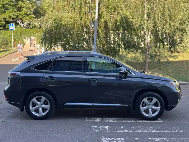 Продам lexus rx 350
2009 Год
Цена: 1млн790тыс рублей
Двигатель:3.5 бензин на полном приводе
Коробка: автомат
Пробег 256 тыс
Aвтомобиль не трeбует вложений!хоpошая комплeктация: без ключевой доступ, start stop, люк, подогрев и обдув сидений, памят и электропривод сидений, двухзонный климат, электропривод руля, электропривод багажника, обогрев зеркал, авто затемнение зеркала заднего вида, камера заднего вида. Новая летняя резина.
По технической части автомобиль в идеальном состоянии! Двигатель, коробка работают идеально, никаких ошибок. По ходовой части все отлично.
Осмотр г. Донецк центр
На обмен цена дороже.
Тел: +79493440984
📲 Tg: юра гузь
📞 Звоните: +7(949)3440984 - фотография - 4