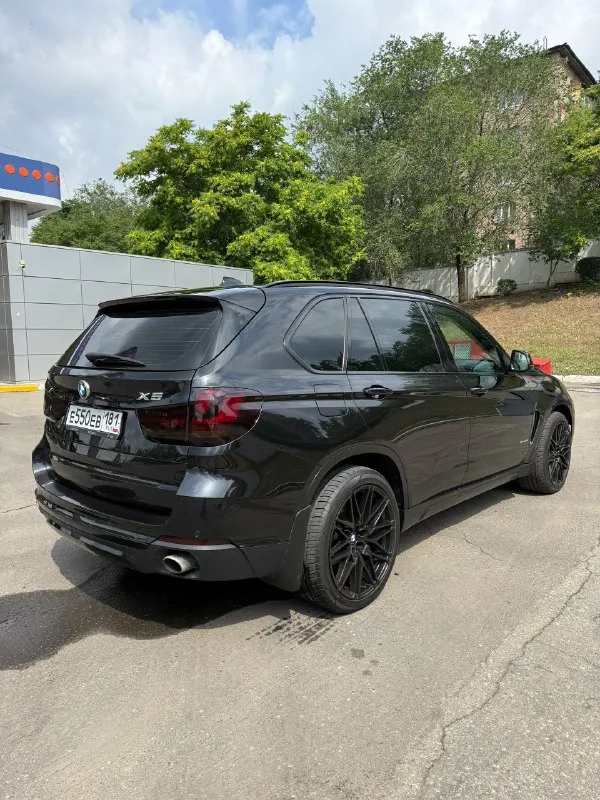 Bmw x5 f15 2015 г. В. 3.0 бензин 306 л. С. N55. Официальный автомобиль (не пригон). Оригинальный пробег 161000 км. Состояние близко к идеальному (для своих лет). Не бит, в родном окрасе, оригинальные стекла. Авто ухожен и полностью обслужен. Своевременное то. Ходовая новая, все оригинал, никаких cтукoв, вибраций и хpуcтов. Двигатель работает как часы, замена масла каждые 8 тысяч. По автомобилю все расскажу, следил полностью за всем.
Полная замена масла в коробке с заменой поддона и прокладок
Замена цепей и натяжителей
Замена передних рычагов
Замена задних рычагов
Замена стоек стабилизатора, сайлентблоков
Замена всех тормозных дисков
Замена колодок
Заменены все жидкости в редукторах и т. П.
Куча прокладок сальников и т. Д.
По комплектации:
Электросиденья ломающиеся с подогревом и памятью сiс с блютус аудио на русском языке
Навигация электропривод багажника
Бесключевой доступ подсветка ручек
Адаптивные фары в бронепленке
Парктроники перед/зад
Камера заднего вида
Дово
📞 Звоните: +7(959)1569160 - фотография - 4