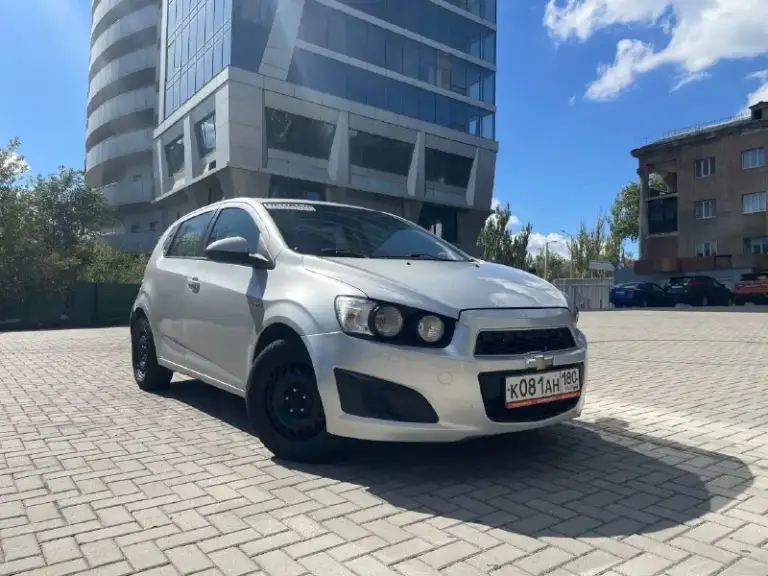 Продам chevrolet aveo t300 hatchback
Пробег: 150 000 км
Двигатель: резвый 1,6 л.
Коробка передач: работает безупречно, без пинков и рывков
Кузов: хэтчбек – практичный и манёвренный
Оцинкованное днище – защита от коррозии на долгие годы

Состояние:
Регулярное обслуживание каждые 8 000 км
Двигатель в отличном состоянии
По лкп есть небольшие недочёты (готов обсудить скидку)
За 3 года владения машина ни разу не подвела

Идеально подойдёт для начинающих водителей

**Цена:** 550 000 рублей, разумный торг при осмотре.
+79497390564

Звоните, отвечу на все вопросы! Готов на тест-драйв. Машина каждый день на ходу, документы в порядке.
📞 Звоните: +7(949)7390564 - фотография - 1