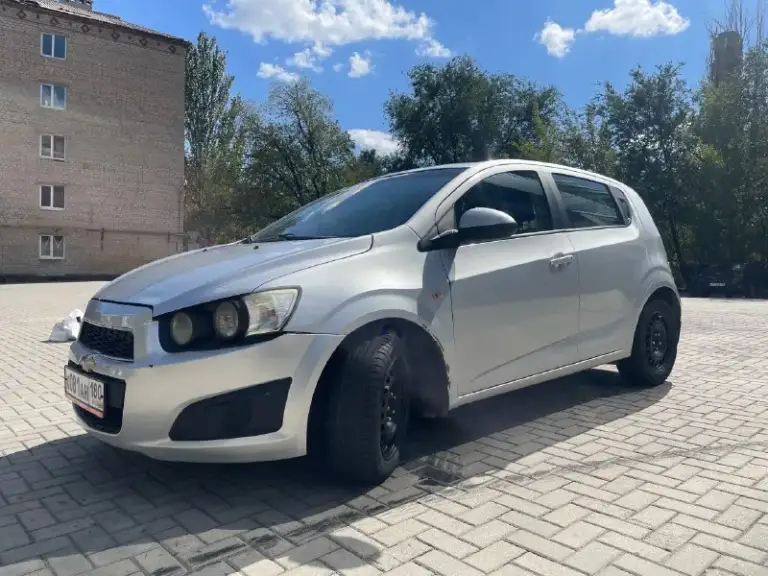 Продам chevrolet aveo t300 hatchback
Пробег: 150 000 км
Двигатель: резвый 1,6 л.
Коробка передач: работает безупречно, без пинков и рывков
Кузов: хэтчбек – практичный и манёвренный
Оцинкованное днище – защита от коррозии на долгие годы

Состояние:
Регулярное обслуживание каждые 8 000 км
Двигатель в отличном состоянии
По лкп есть небольшие недочёты (готов обсудить скидку)
За 3 года владения машина ни разу не подвела

Идеально подойдёт для начинающих водителей

**Цена:** 550 000 рублей, разумный торг при осмотре.
+79497390564

Звоните, отвечу на все вопросы! Готов на тест-драйв. Машина каждый день на ходу, документы в порядке.
📞 Звоните: +7(949)7390564 - фотография - 2