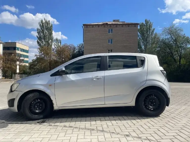 Продам chevrolet aveo t300 hatchback
Пробег: 150 000 км
Двигатель: резвый 1,6 л.
Коробка передач: работает безупречно, без пинков и рывков
Кузов: хэтчбек – практичный и манёвренный
Оцинкованное днище – защита от коррозии на долгие годы

Состояние:
Регулярное обслуживание каждые 8 000 км
Двигатель в отличном состоянии
По лкп есть небольшие недочёты (готов обсудить скидку)
За 3 года владения машина ни разу не подвела

Идеально подойдёт для начинающих водителей

**Цена:** 550 000 рублей, разумный торг при осмотре.
+79497390564

Звоните, отвечу на все вопросы! Готов на тест-драйв. Машина каждый день на ходу, документы в порядке.
📞 Звоните: +7(949)7390564 - фотография - 3